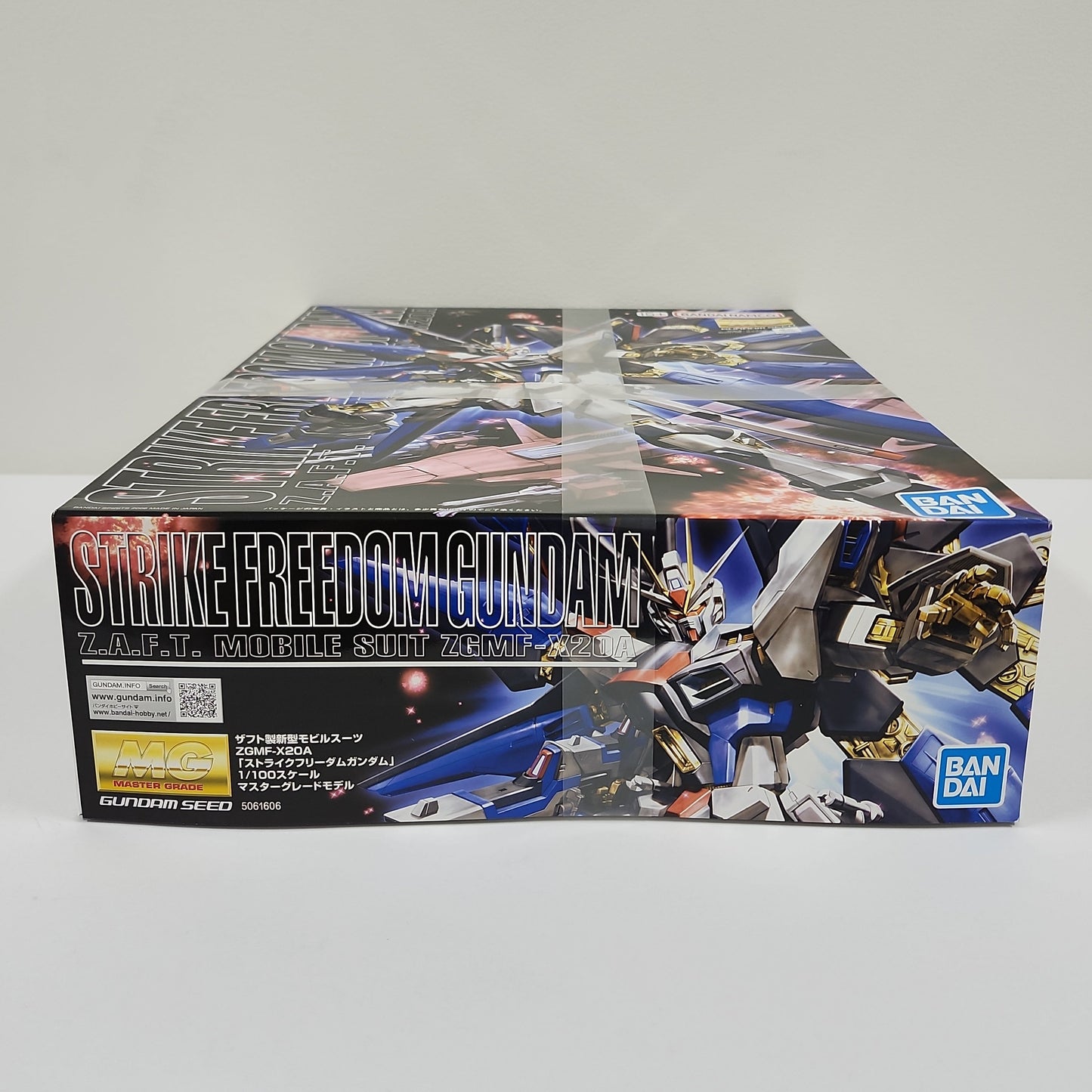 Gundam SEED Destiny – Strike Freedom Gundam MG 1/100 Master Grade Model Kit