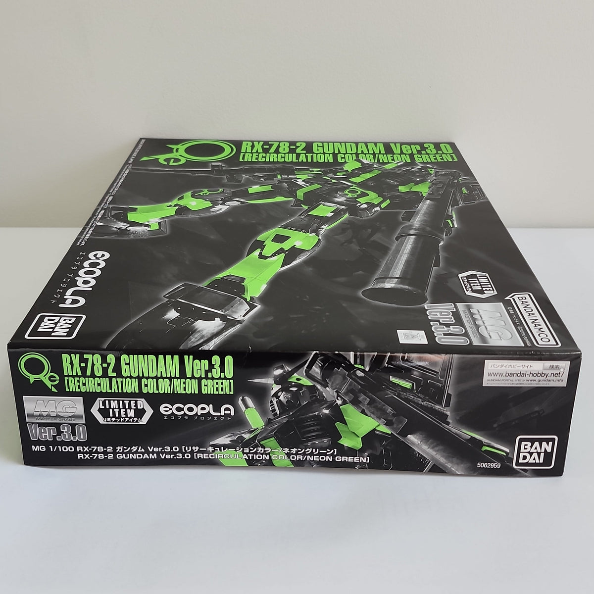 Mobile Suit Gundam – RX-78-2 Gundam Ver.3.0 Recirculation Color Neon Green MG Model Kit
