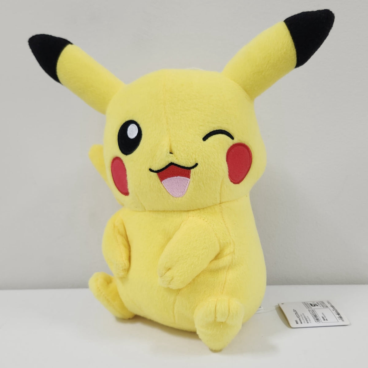 Pokémon - Pikachu Winking 8-inch Plush