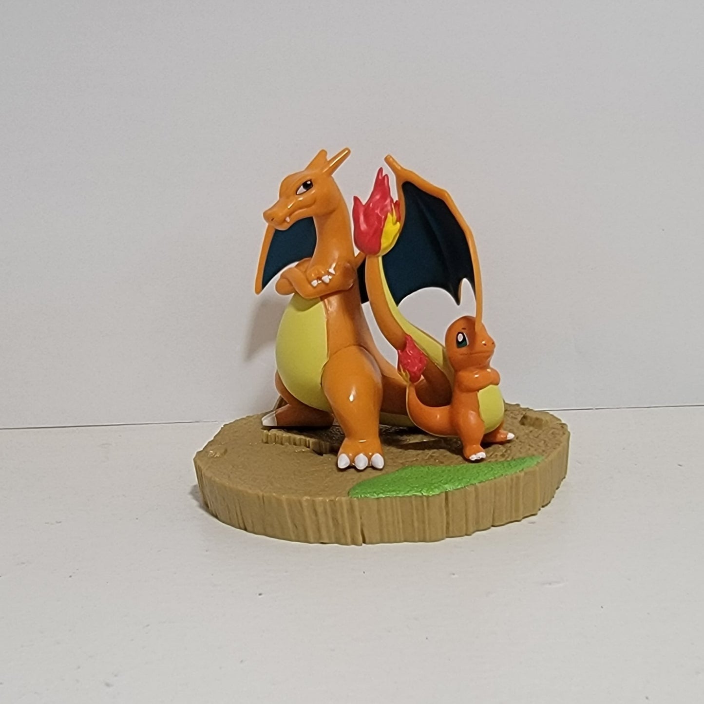 Pokémon Charizard & Charmander Figure With Base Stand